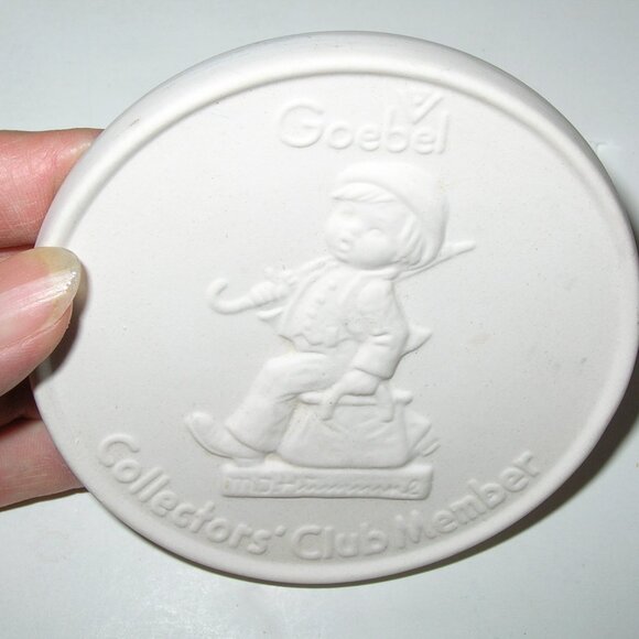 Goebel Collectors' Club Member Plate Plaque White "Merry Wanderer" 1980 - 4" - Picture 6 of 6